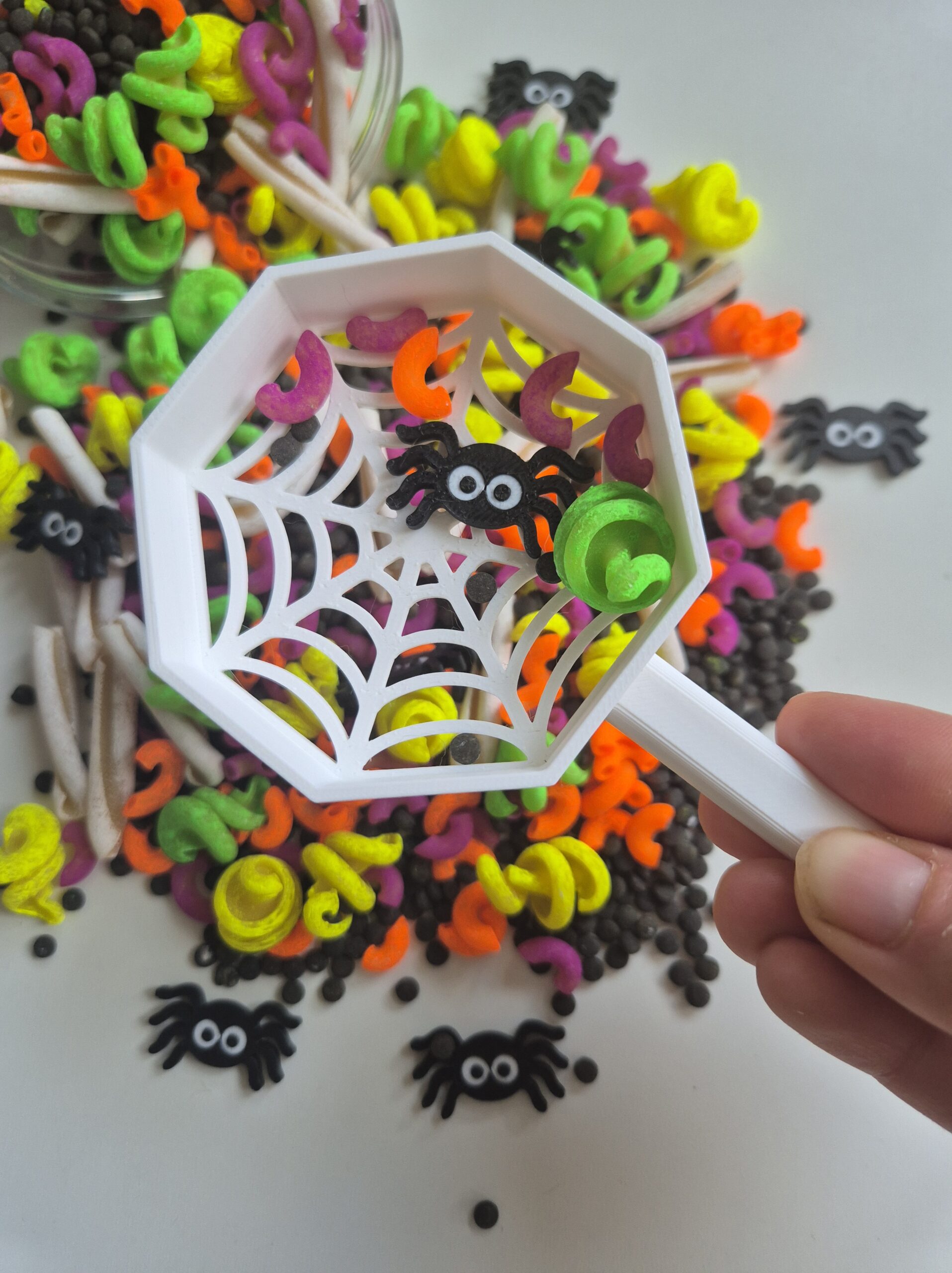 Halloweeni sensoorne komplekt – mängusegu, ämblikud ja ämblikuvõrgu kühvel